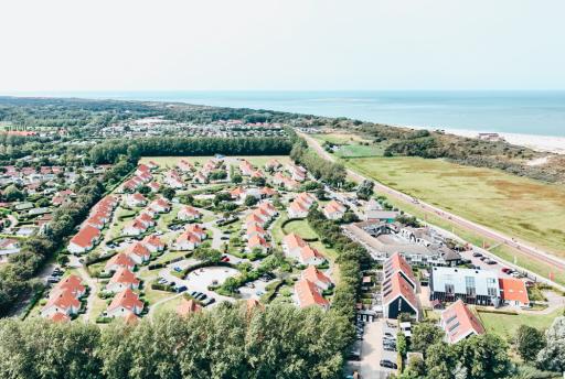 Bungalowpark De Soeten Haert van boven: familiepark bij Renesse (VIDEO)