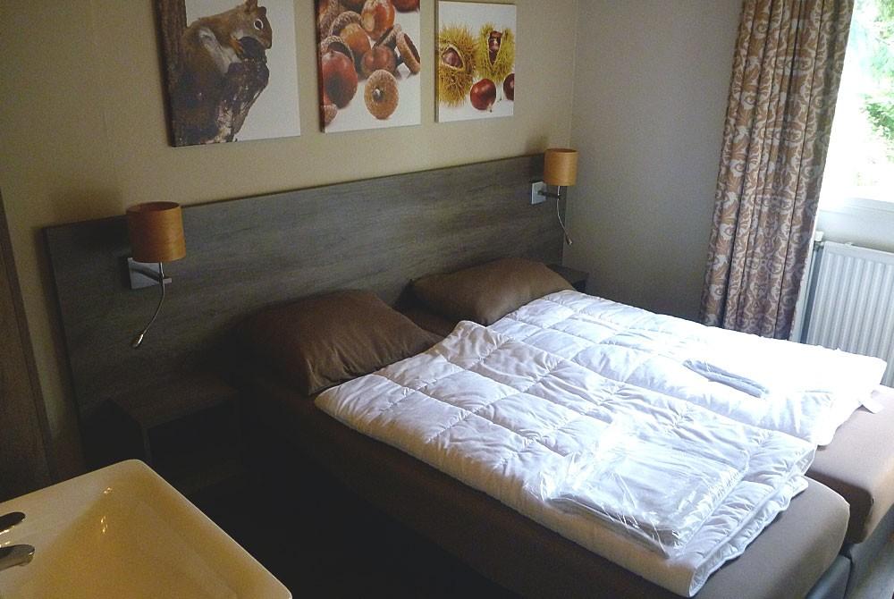 Slaapkamer met wastafel en 2-persoonsbed, Landal Coldenhove