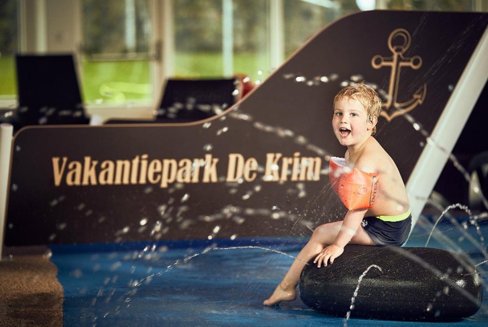 Fun in het zwembad van De Krim op Texel