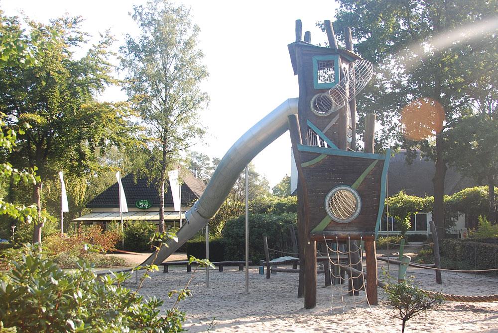 Speeltuin met glijbaan, vakantiepark Twenhaarsveld Overijssel