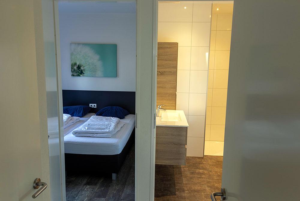 Slaapkamer en badkamer in de villa, Vakantiepark Ackersate