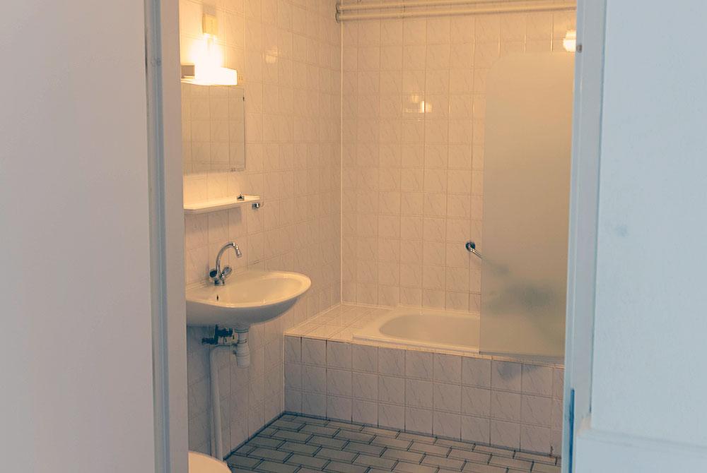 De badkamer met ligbad, Roompot Vakantiepark Hunzedal