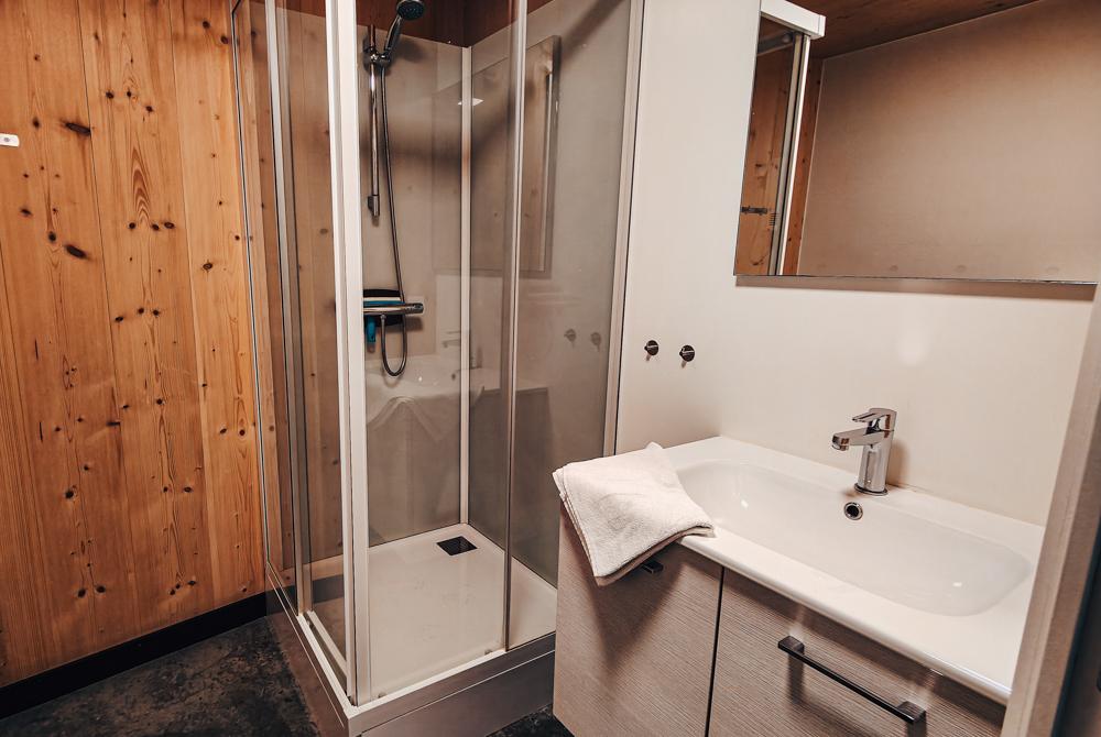 Badkamer in de bungalow, review Landal Park Eksel