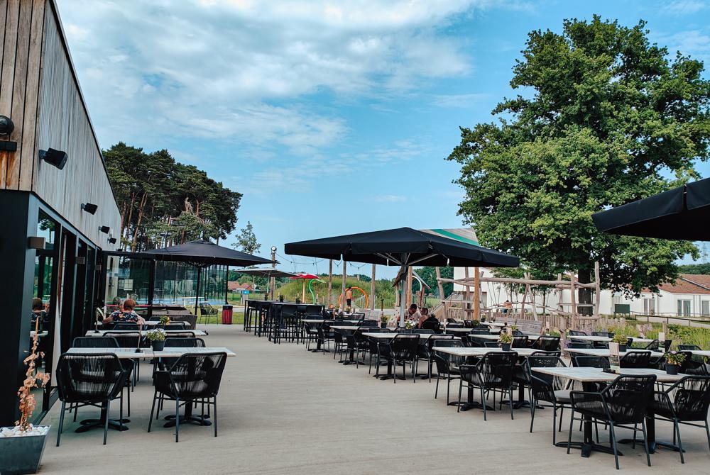 Terras bij restaurant Brasserie Bosrand, review Landal Park Eksel