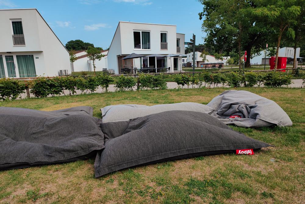 Zitzakken bij het restaurant, review Landal Park Eksel