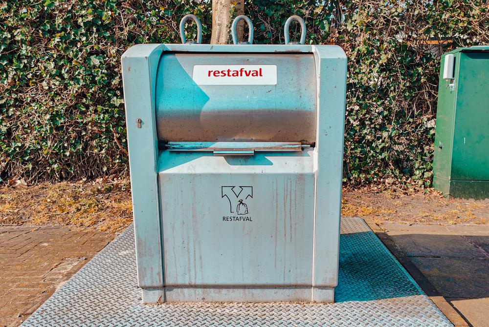 Restafval container op het park